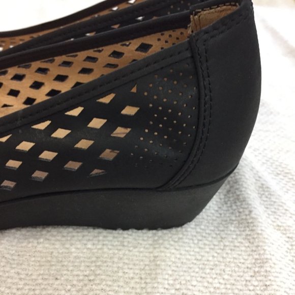 NATURALIZER Brina Black laser cut out wedges - Picture 5 of 7
